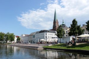 Das Portal der Schweriner Altstadt liegt zu allen Jahreszeiten ehrwürdig zu Füßen des Pfaffenteichs.