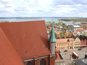 Den besten Ausblick über den Dächern der Stadt genießt man vom Turm des Schweriner Doms.