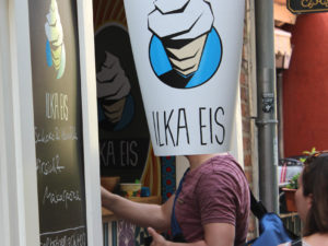 Leckeres Softeis aus den original Ilka Softeismaschinen lockt die Kunden in Scharen in die Enge Straße zu Ilka Eis.