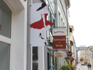 Markenzeichen der Boutique Anziehend in der Buschstraße ist das rote Kleid.