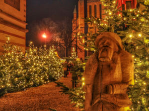 Der Schweriner Weihnachtsmarkt ist endlich wieder da. Vom 26. November bis 30. Dezember lädt der Stern im Norden rund um den Schweriner Dom und die historischen Plätze Schwerins zum Bummeln, Schlemmen und Staunen ein.