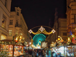 Der Schweriner Weihnachtsmarkt ist endlich wieder da. Vom 26. November bis 30. Dezember lädt der Stern im Norden rund um den Schweriner Dom und die historischen Plätze Schwerins zum Bummeln, Schlemmen und Staunen ein.