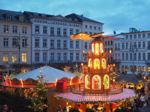 Der Schweriner Weihnachtsmarkt ist endlich wieder da. Vom 26. November bis 30. Dezember lädt der Stern im Norden rund um den Schweriner Dom und die historischen Plätze Schwerins zum Bummeln, Schlemmen und Staunen ein.