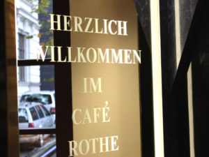 Spaziergänger mit einem Kuchen-Paket vom Café Rothe gehören in Schwerin zum Stadtbild. Das Familienunternehmen ist schon seit Generationen in Schwerin ansässig und mit seinen leckeren Torten und Backwaren aus der historischen Altstadt nicht mehr weg zu denken.