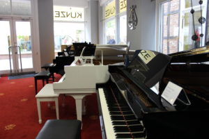 In eleganter Atmosphäre bietet das Pianohaus Kunze in Schwerin die Möglichkeit an, ein Traumpiano zu finden. Alle Instrumente können ausprobiert werden.