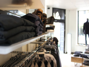 Das Compromis Label & Lounge ist eine der ersten Adressen für Modebegeisterte in Schwerin. Mit ihren klaren Linien und Atmosphäre bietet die Boutique ein besonderes Shoppingerlebnis.